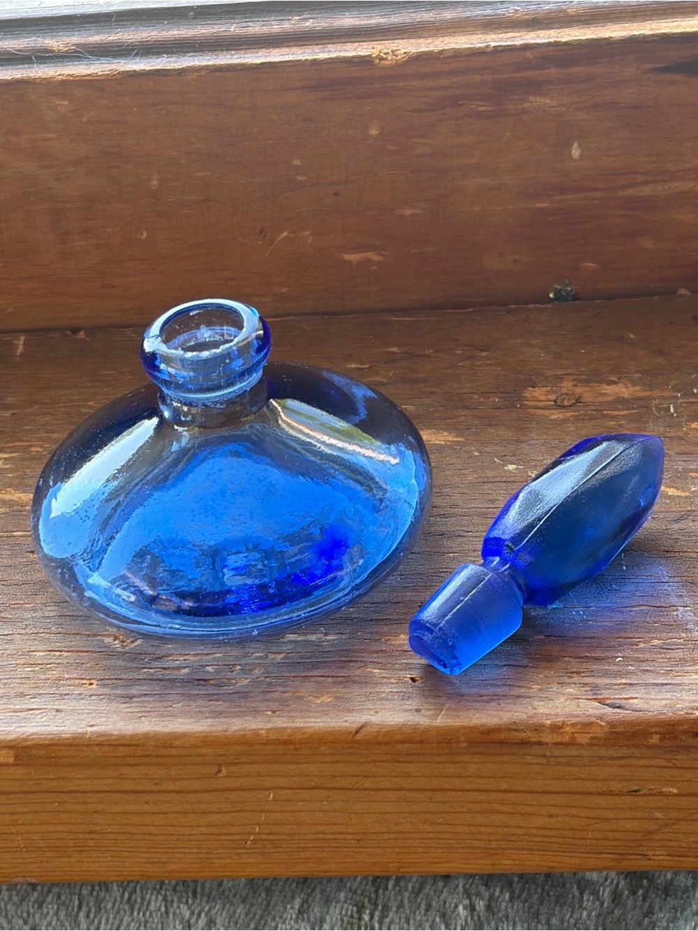 Vintage petite perfume bottle, glass stopper Beautiful blue retro - Picture 3 of 7